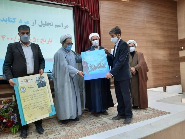 قدردانی مدیرکل تبلیغات اسلامی آذربایجان شرقی از مرد کتابدار ملکان قدردانی مدیرکل تبلیغات اسلامی آذربایجان شرقی از مرد کتابدار ملکان