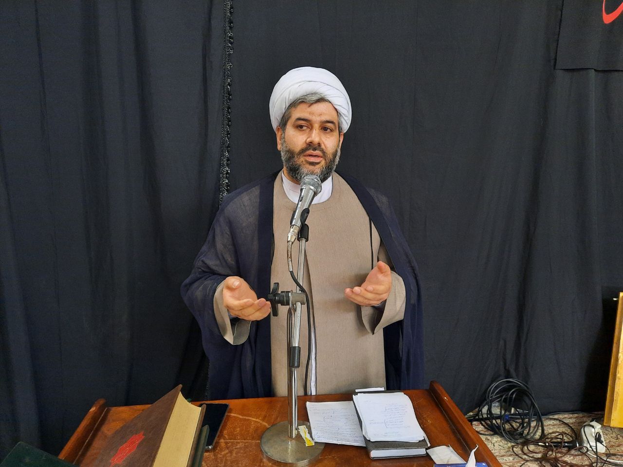 روحانیون با تاکتیک&zwnj;های جدید تبلیغی در کنار مردم