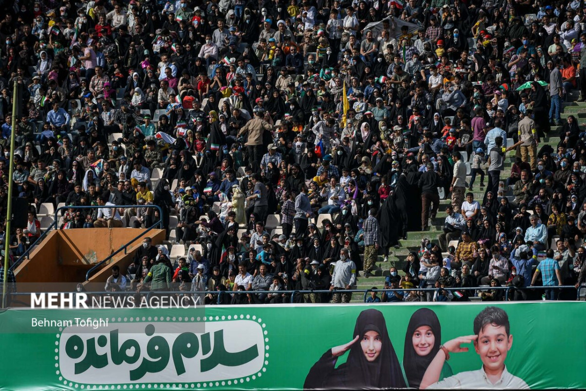 Mass Recitation of “Hello Commander” Anthem at Azadi Stadium in Tehran