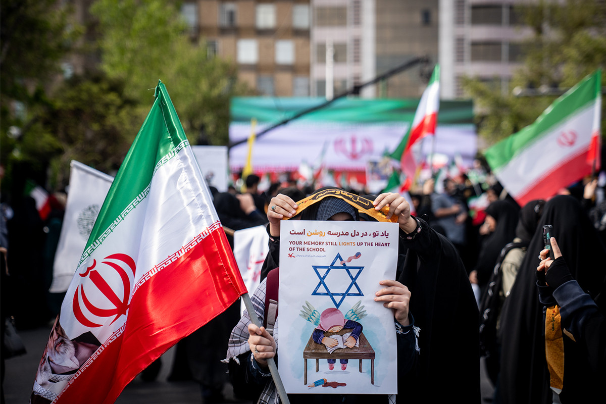 مراسم چهلم شهدای مدرسه میناب برگزار شد