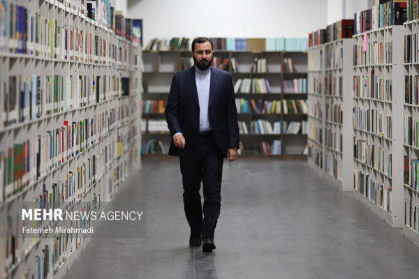 رونمایی از کتاب «میثاق قدسی، ضرورت یاری امام زمان (عج)»