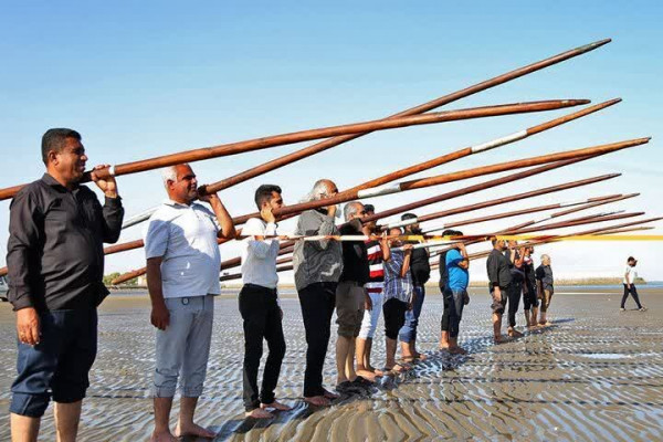 آئین معنوی عَلَم‌شویی در ساحل خلیج‌فارس برگزار شد