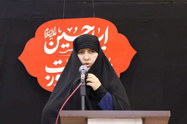 همان‌طور که قرآن انسان‌ساز است، زن هم انسان‌ساز است