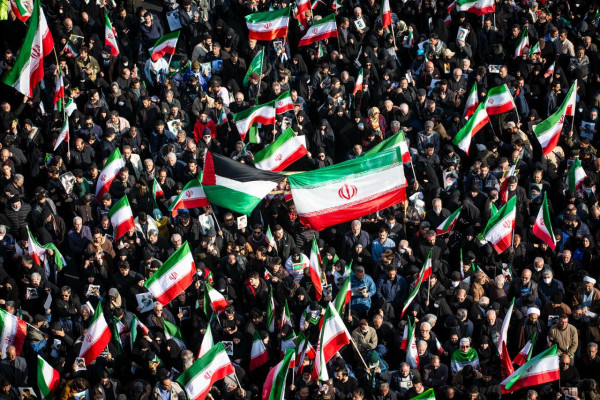 اعجاز نهضت امام خمینی ، نزدیک شدن قلب‌هایی است که کیلومترها از هم فاصله دارند