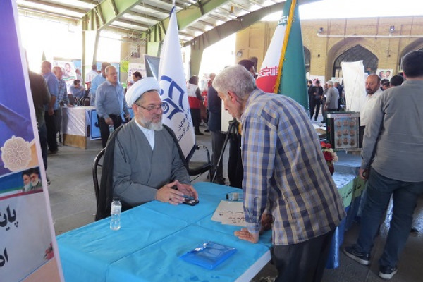 میز خدمت چهره به چهره با مردم در مصلای نماز جمعه کرمانشاه برگزار شد