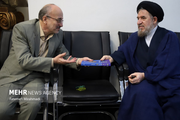 رونمایی از کتاب «میثاق قدسی، ضرورت یاری امام زمان (عج)»