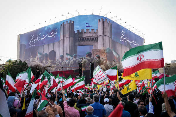 پیام‌های تصویری ایران به صهيونيست‌ها؛ از تهدید عبری تا خنجر یمنی