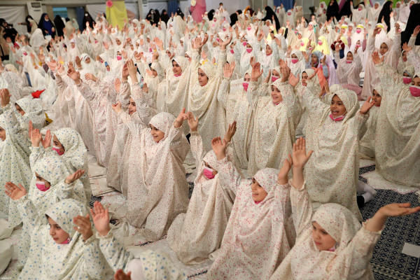 "فرشتوں کی تقریب" رہبر انقلاب کی موجودگی میں