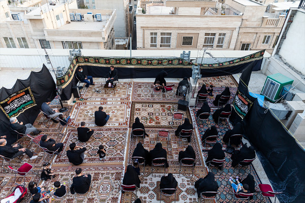 在保持社交距离的情况下举行伊玛目侯赛因（愿他安息）的悼念活动