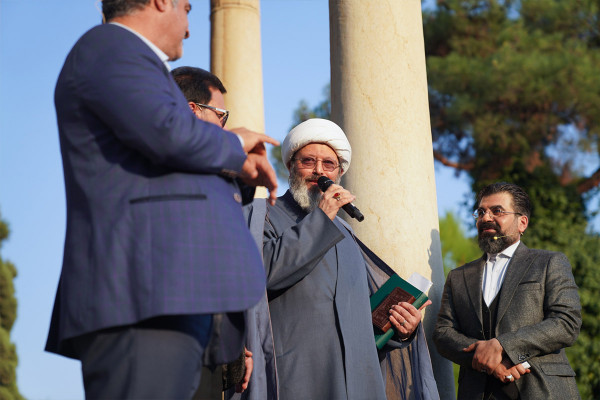 محفل کا جشن حافظ شیرازی کے مزار پر