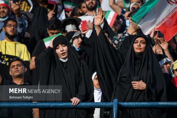 Interpretación masiva del himno “Salam Farmandeh” en el Estadio Azadi de Teherán