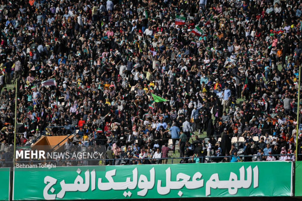 Interpretación masiva del himno “Salam Farmandeh” en el Estadio Azadi de Teherán