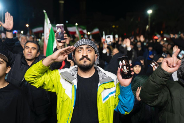 تجمع شبانه مردم در حمایت از ایران ادامه دارد