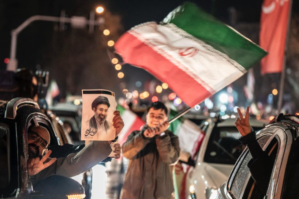 تجمع شبانه مردم در حمایت از ایران ادامه دارد