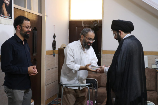 دیدار خانواده شهید طلبه جنگ رمضان و جانباز طلبه حادثه تروریستی میدان آزادی کرمان