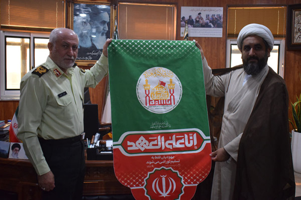 اهدای کتیبه «هم‌عهدی» به فرمانده انتظامی استان بوشهر