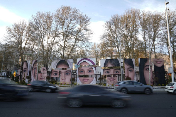 چیدمان هنری چشمان میناب در میدان تجریش