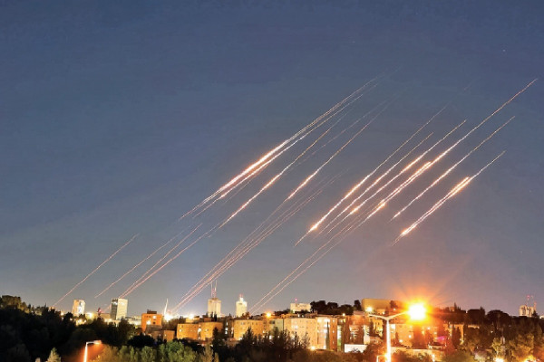 در ایران از خون شهید حماسه می‌جوشد