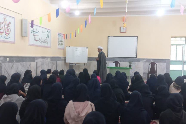 سخنرانی هویتی در مدرسه نمونه دولتی نرجس پارسیان برگزار شد