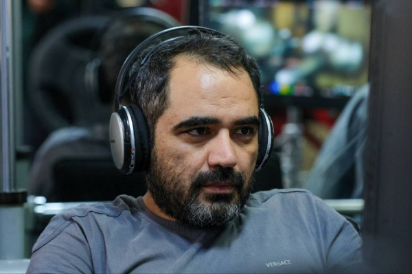 اطراف محل فیلمبرداری چندین بار مورد حمله دشمن واقع شد